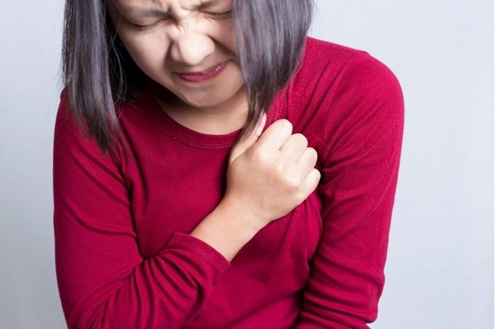 Triệu chứng hồi hộp, tức ngực, mỏi cổ run tay có phải bệnh?