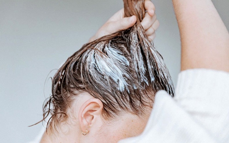Nhuộm tóc sau sinh có ảnh hưởng đến sữa mẹ không?