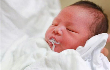 Trẻ sơ sinh bị ọc sữa do đâu?